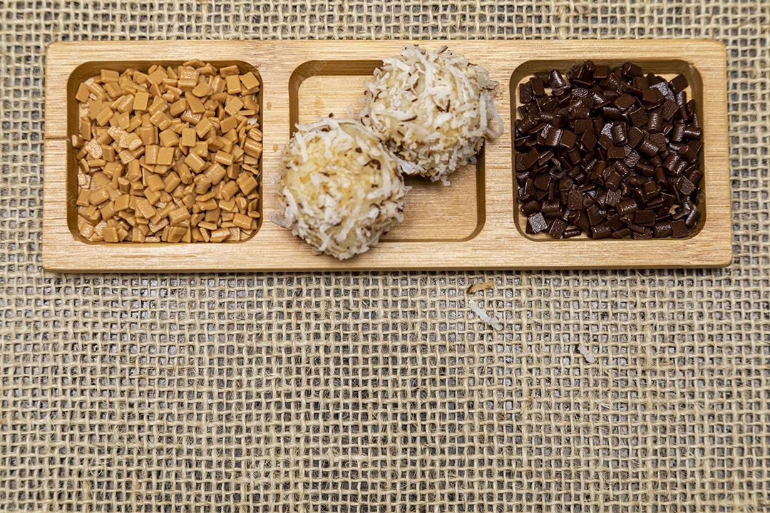 Comida amendoim gotas de chocolate coco ralado