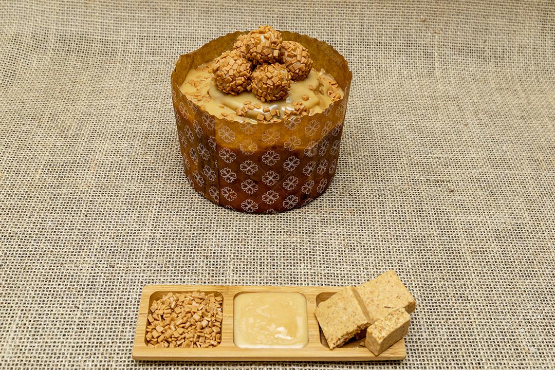 Comida amendoim gotas de chocolate coco ralado