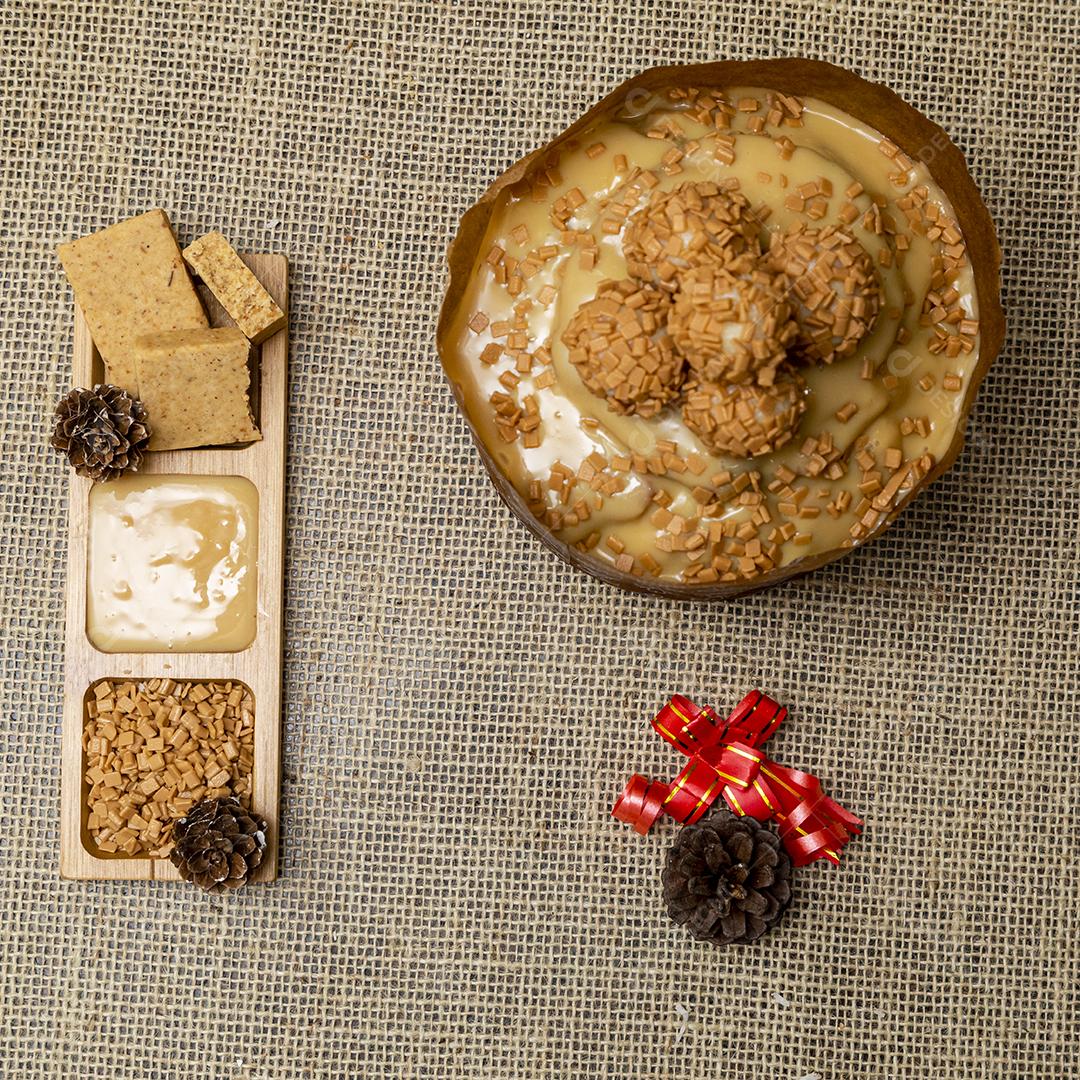 Comida bolo delicioso mesa chocotone