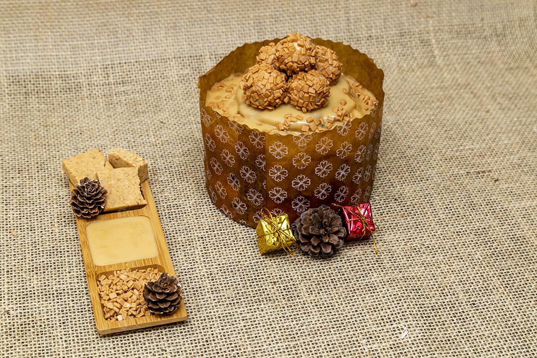 Comida chocotone bolo mesa