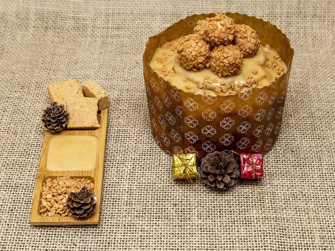 Comida amendoim gotas de chocolate coco ralado