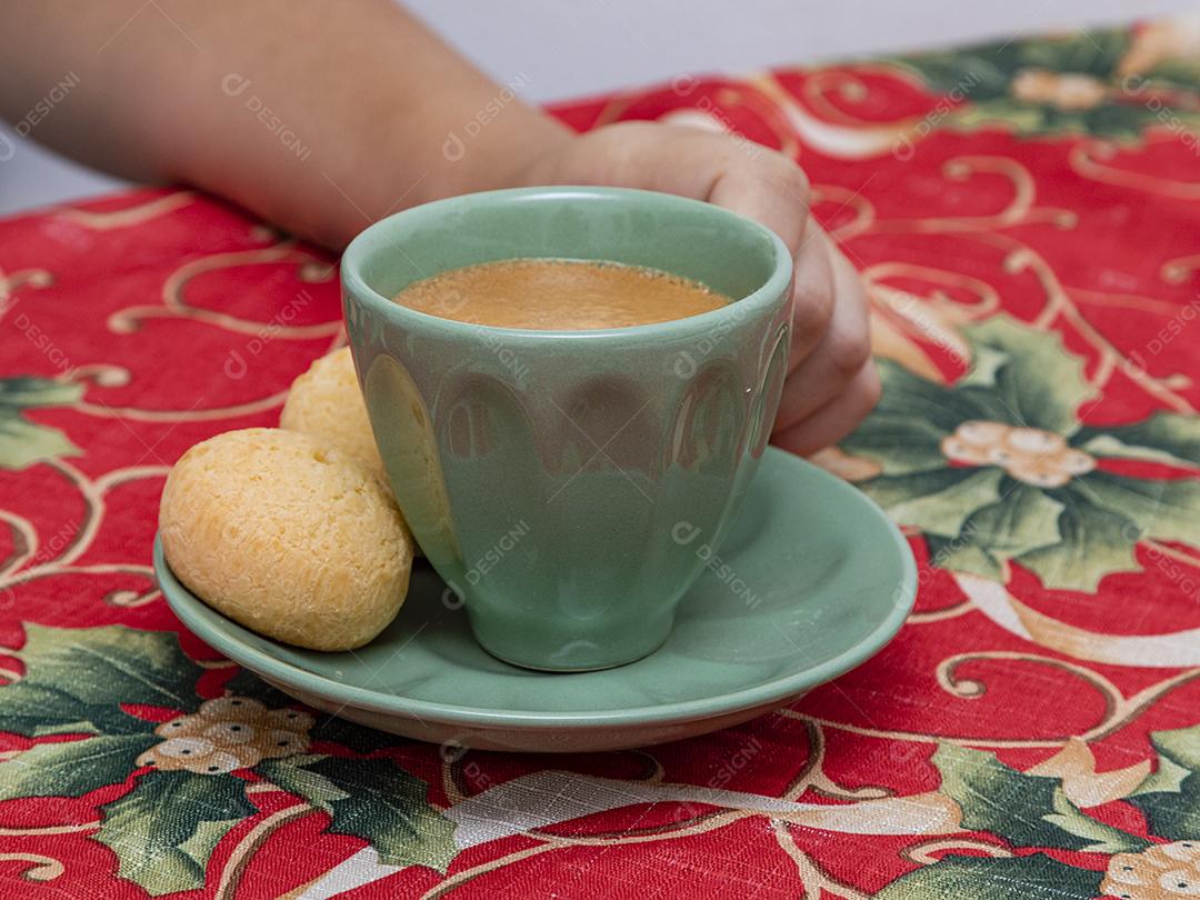 Café com leite e pao de queijo sobre uma mesa café da manhã