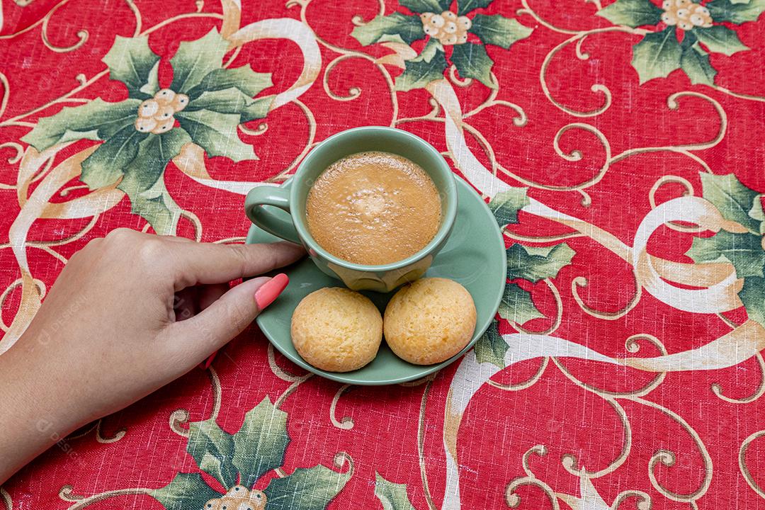 Comida sobre uma mesa pao de queijo cafe com leite mesa
