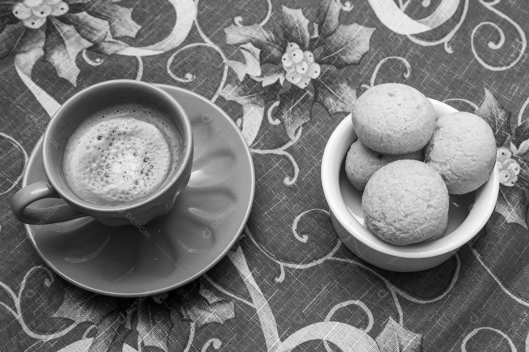 Café com leite e pao de queijo sobre uma mesa café da manhã