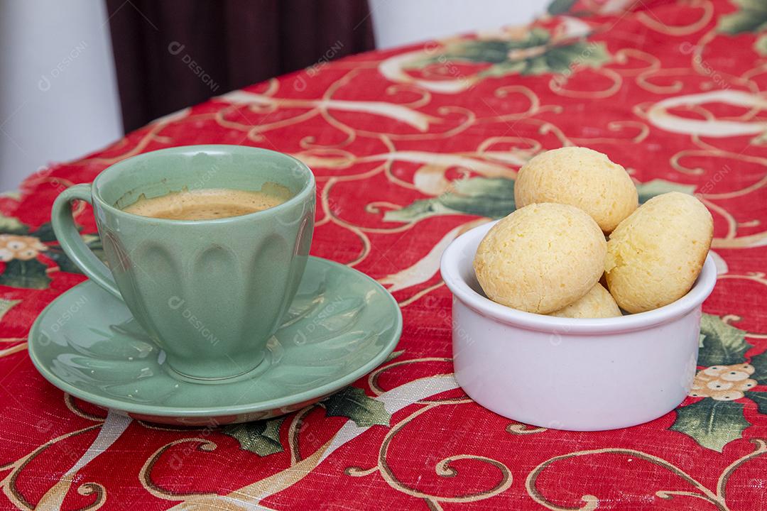 Comida mesa pão de queijo xicara de cafe com leite