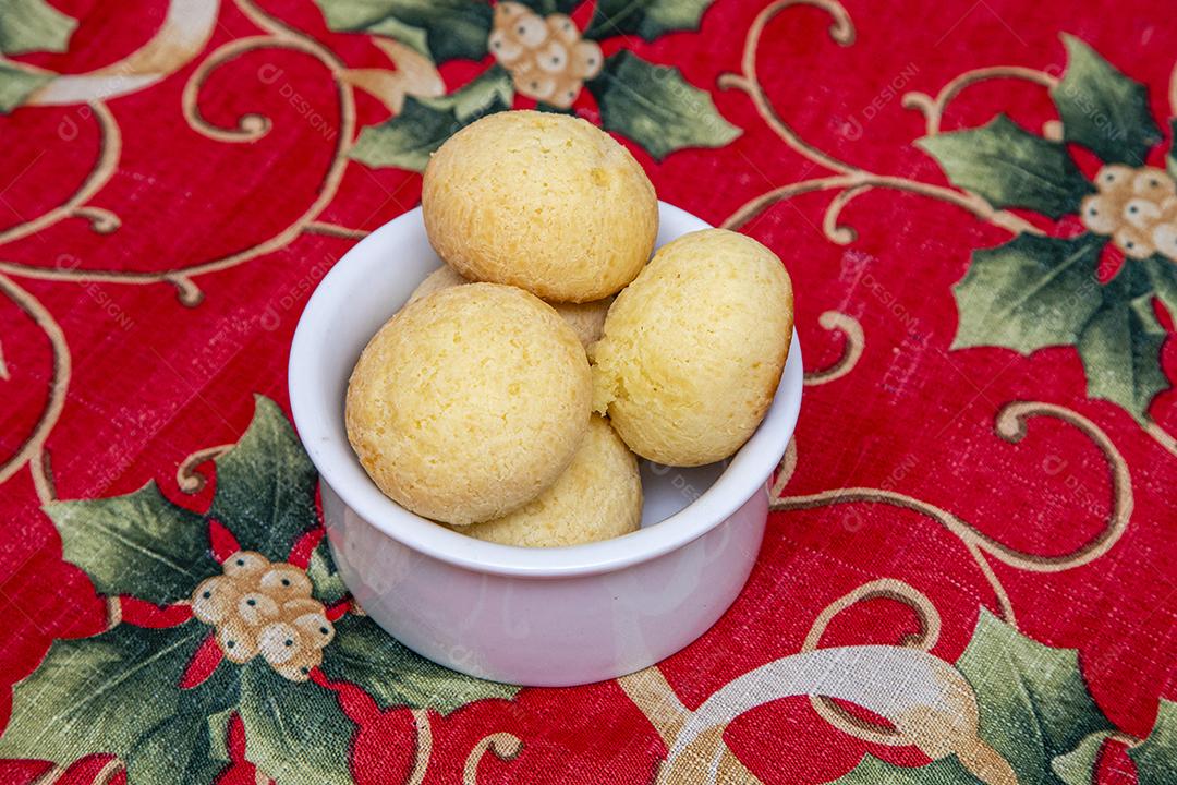 Café com leite e pao de queijo sobre uma mesa café da manhã