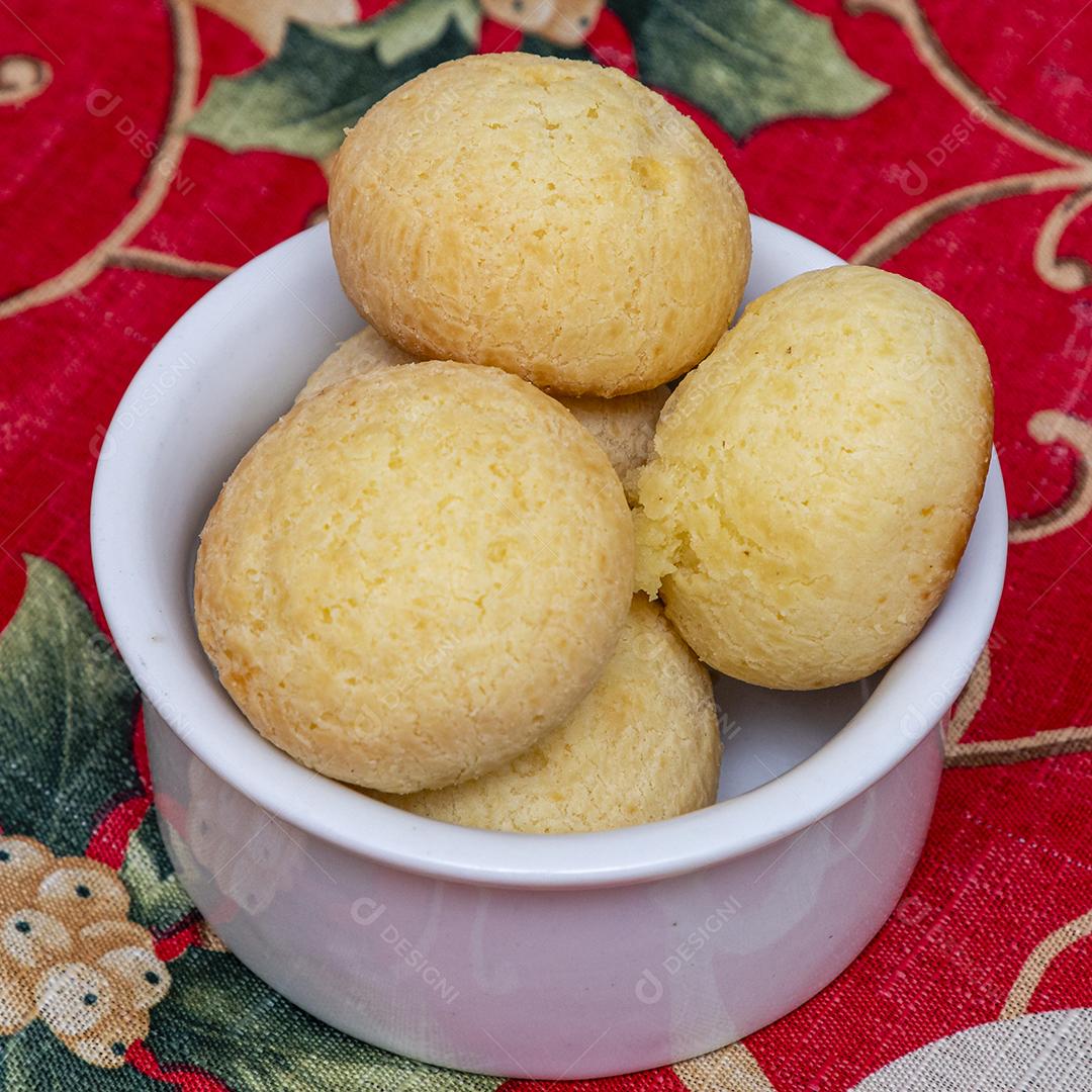 Café com leite e pao de queijo sobre uma mesa café da manhã