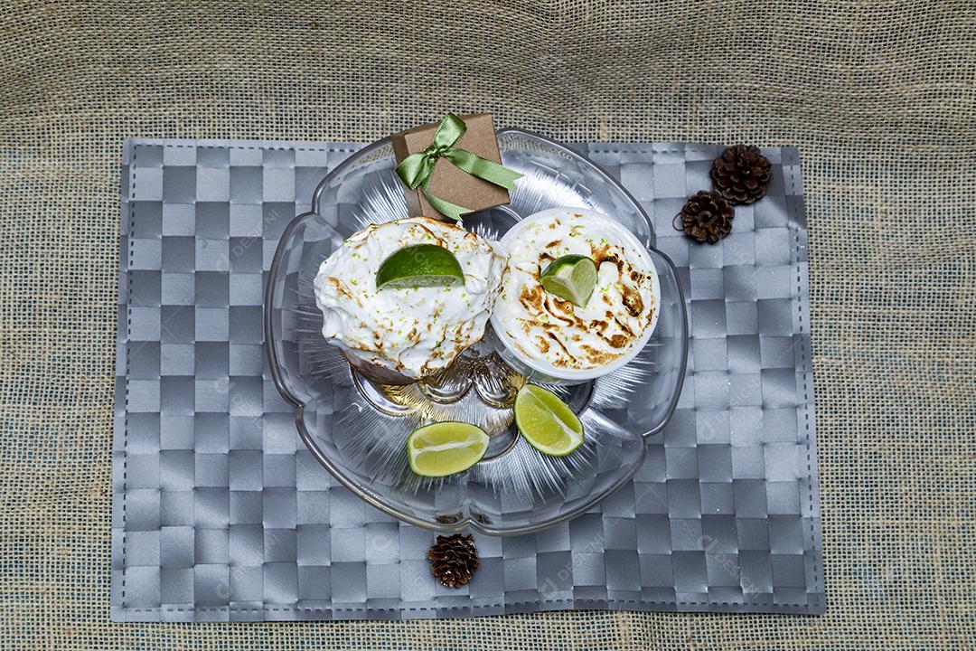 Comida amendoim gotas de chocolate coco ralado