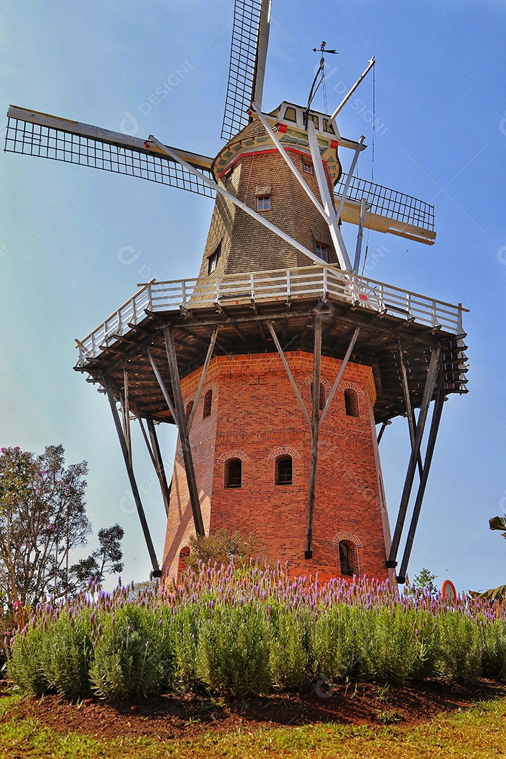 Moinho Povos Unidos sobre uma fazenda.