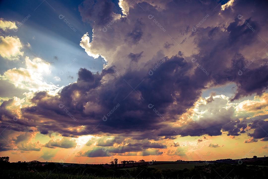 Paisagem ceu nublado preparando chuva floresta