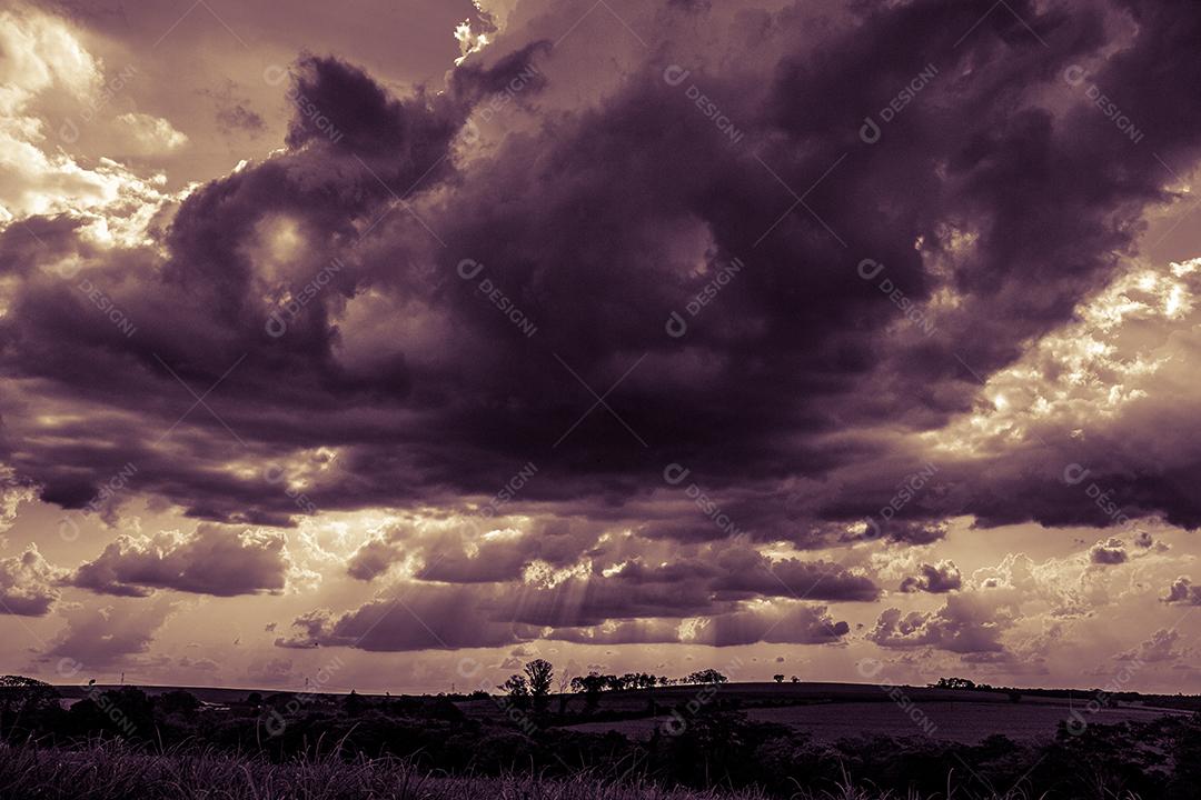 Paisagem ceu nublado preparando chuva floresta
