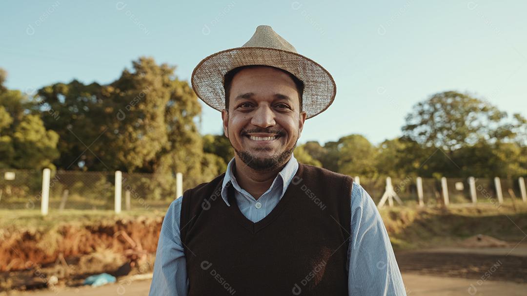 Retrato de jovem com as mãos cruzadas na camisa casual em