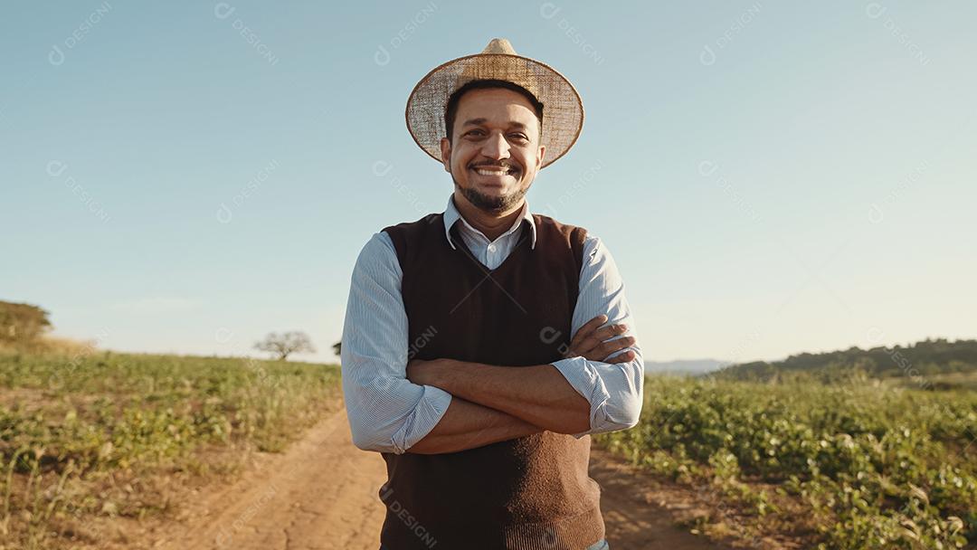 Retrato de jovem com as mãos cruzadas na camisa casual em
