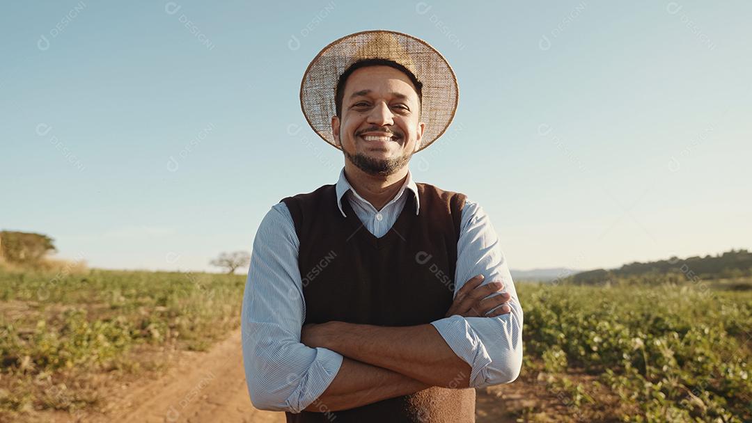 Retrato de jovem com as mãos cruzadas na camisa casual em