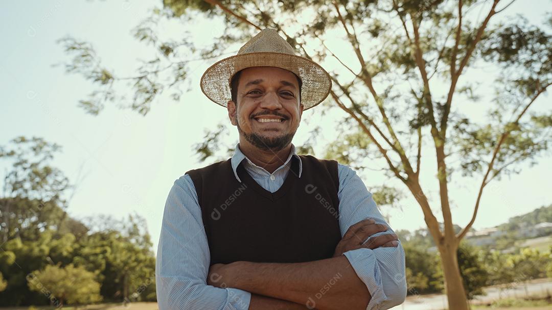 Retrato de jovem com as mãos cruzadas na camisa casual em