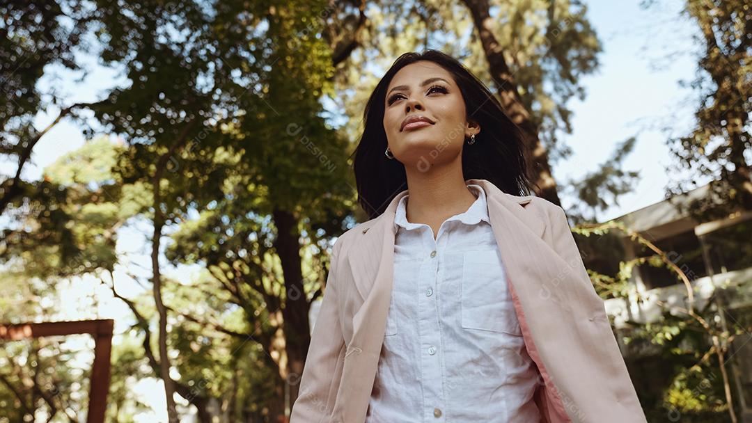 Retrato de uma mulher latina atraente andando no parque no fal