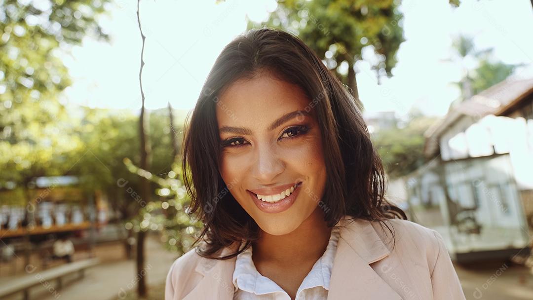 Retrato de uma mulher latina atraente andando no parque no fal