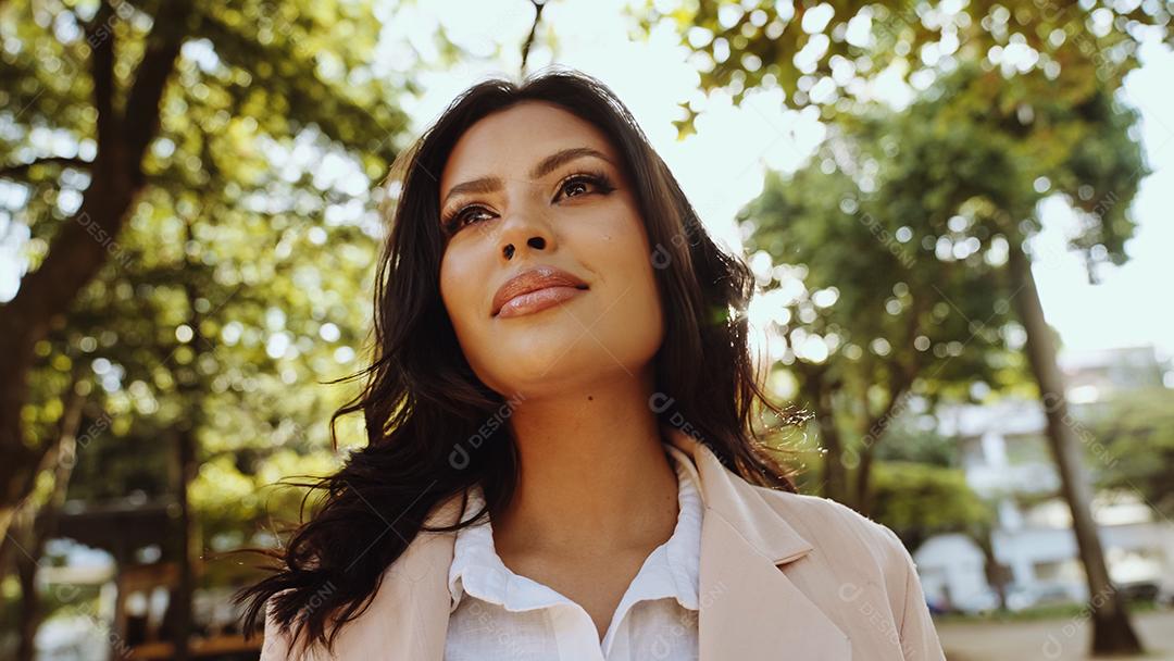 Retrato de uma mulher latina atraente andando no parque no fal