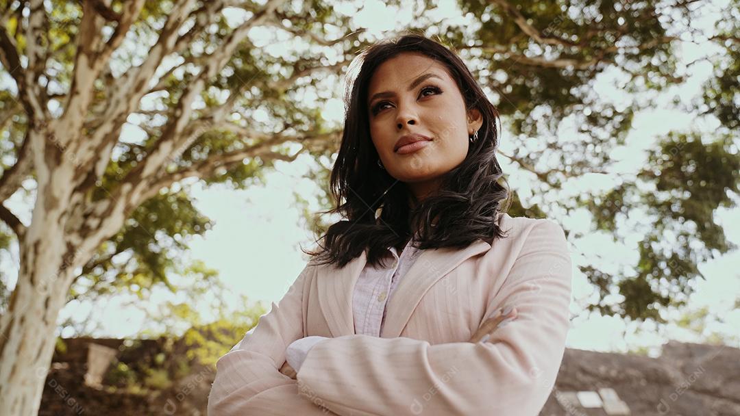 Retrato de uma mulher latina atraente andando no parque no fal