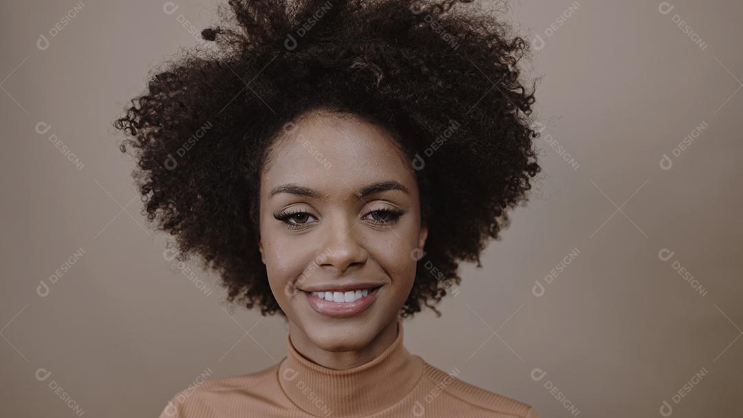 Close de uma jovem afro latina sorridente. Alegria, positivo e l