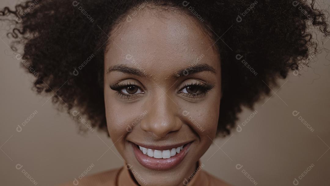 Close de uma jovem afro latina sorridente. Alegria, positivo e l