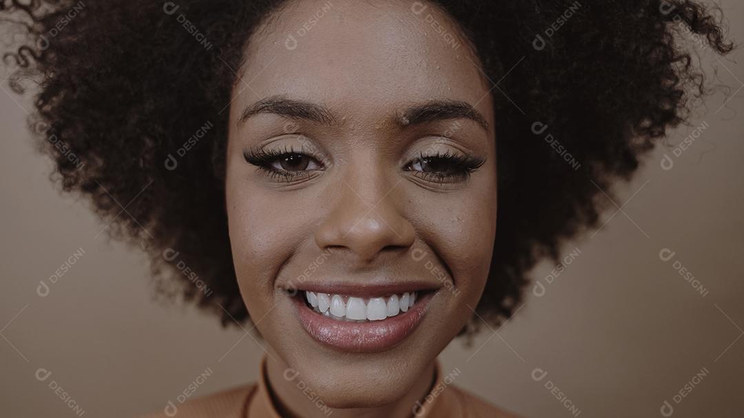 Close de uma jovem afro latina sorridente. Alegria, positivo e l