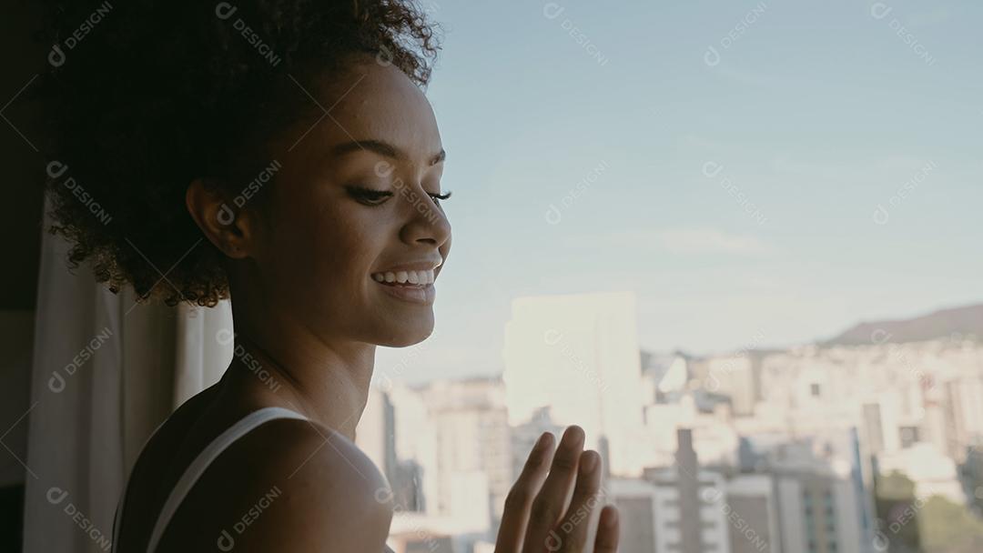 Linda mulher latina acordando de manhã, o sol brilha o