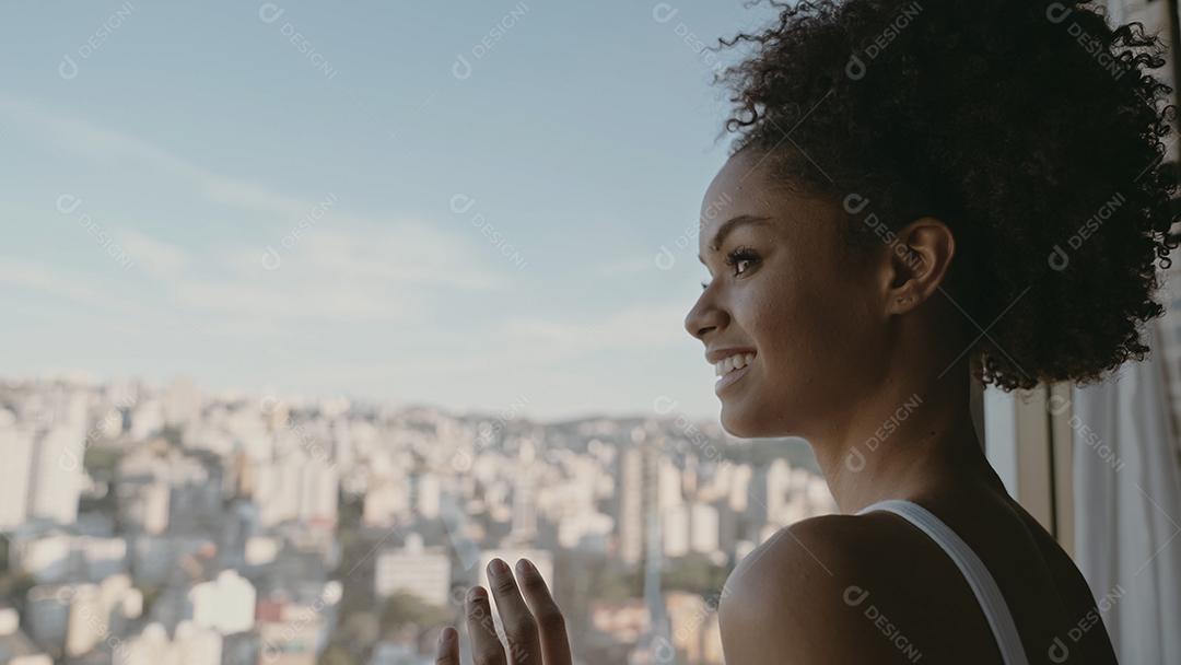 Linda mulher latina acordando de manhã, o sol brilha o