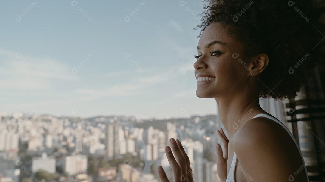 Linda mulher latina acordando de manhã, o sol brilha o