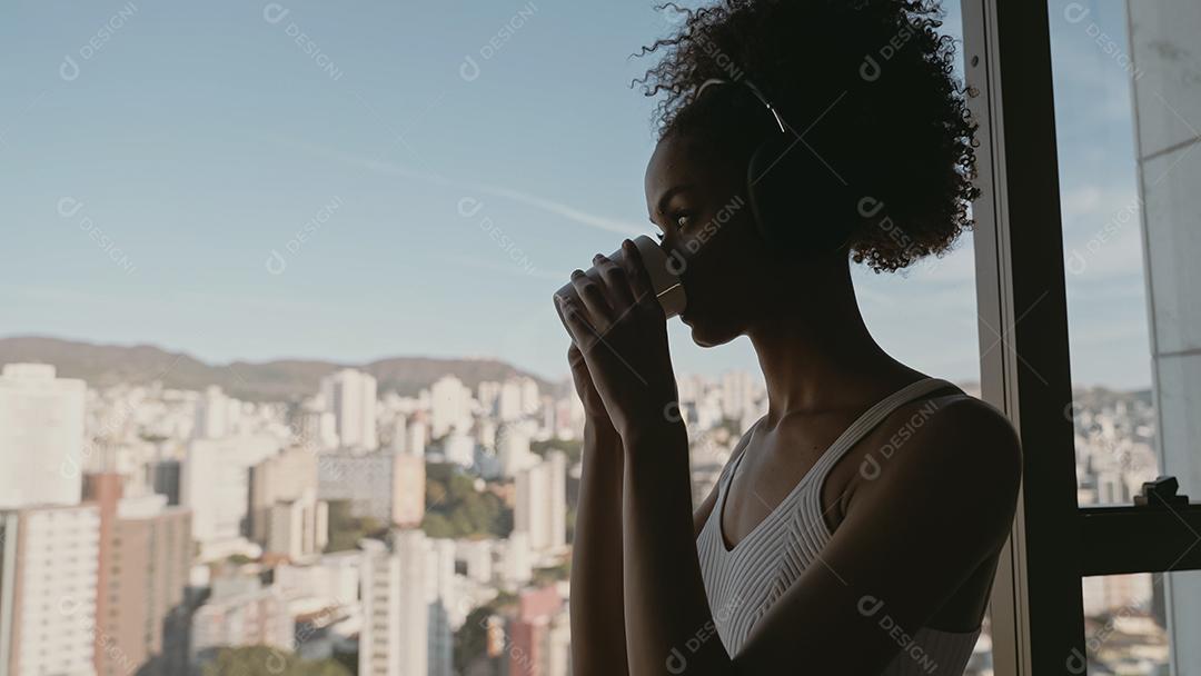 Linda mulher latina acordando de manhã, o sol brilha o