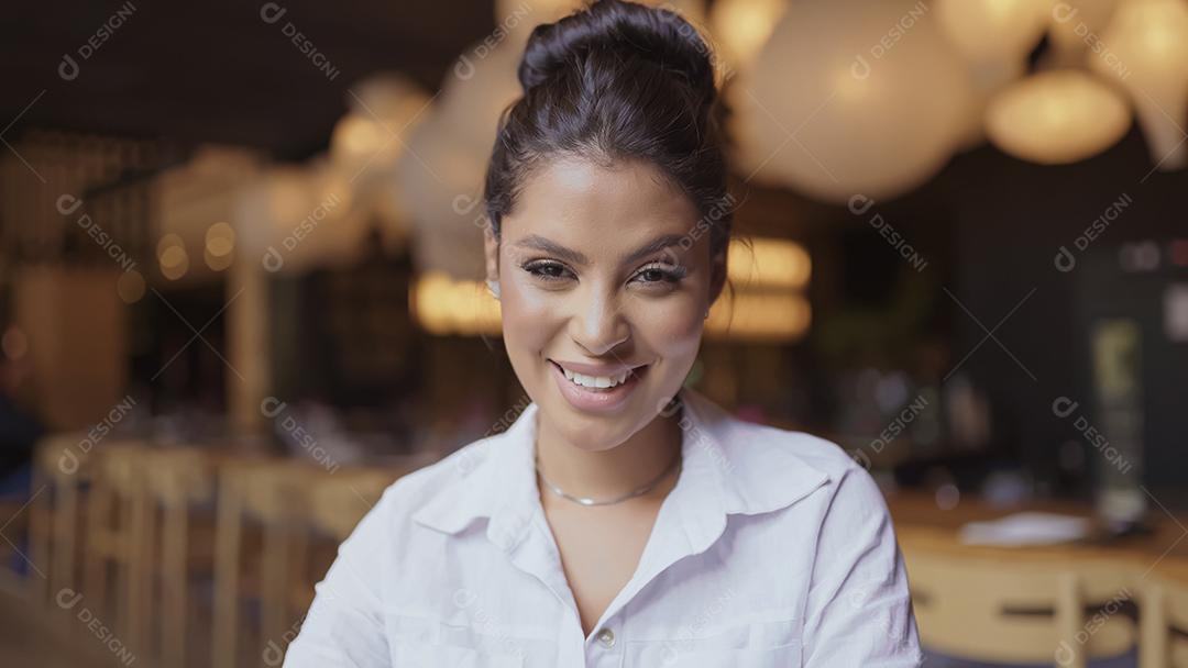 Empresária, proprietária de um café ou restaurante. mulher latina sorrindo