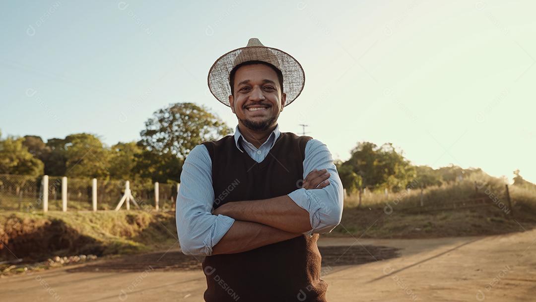 Retrato de jovem com as mãos cruzadas na camisa casual em