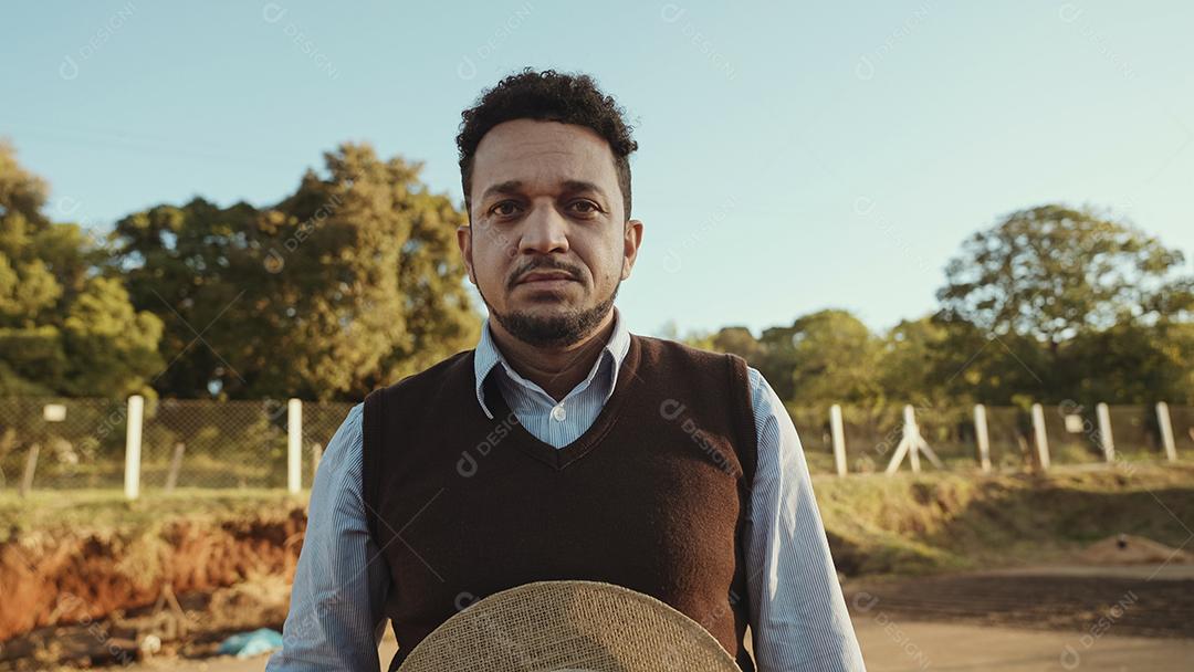 Agricultor latino triste e preocupado. 4K cinematográfico