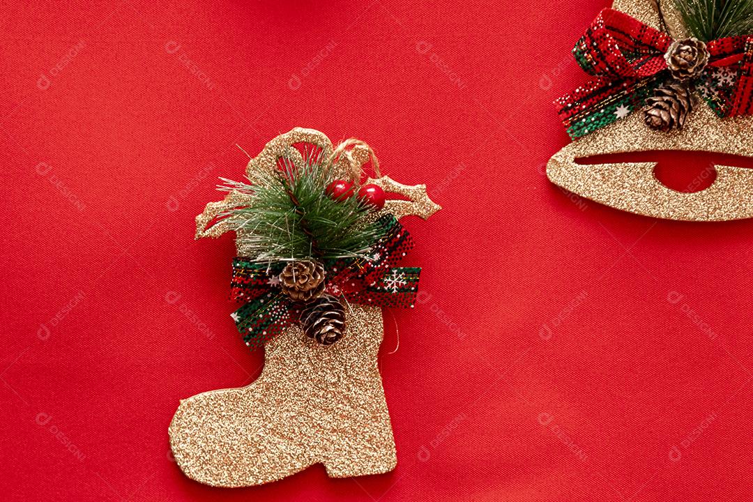 Árvore de Natal decorada em fundo vermelho.