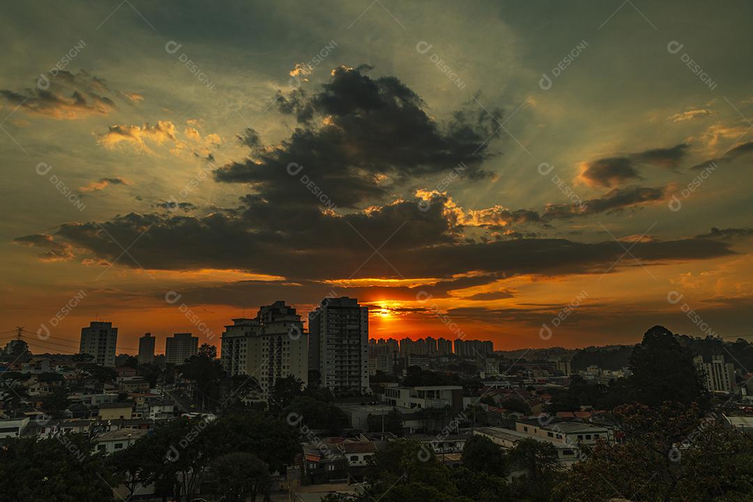 Paisagem cidade sobre um lindo por do sol predio