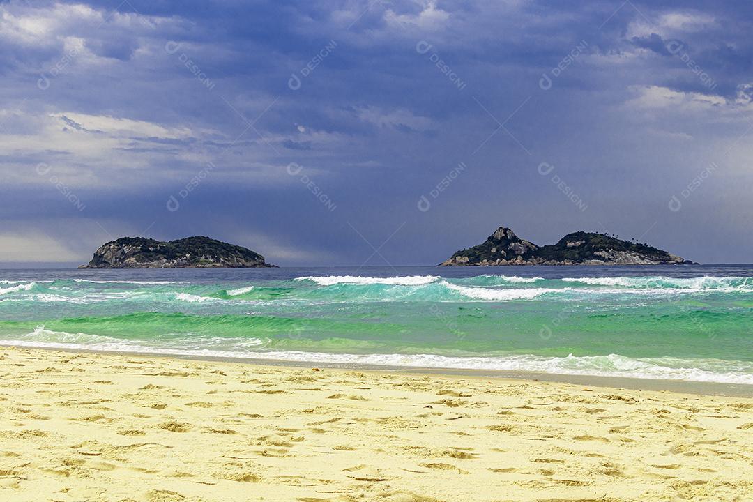 Paisagem linda praia ondas mar areia fina