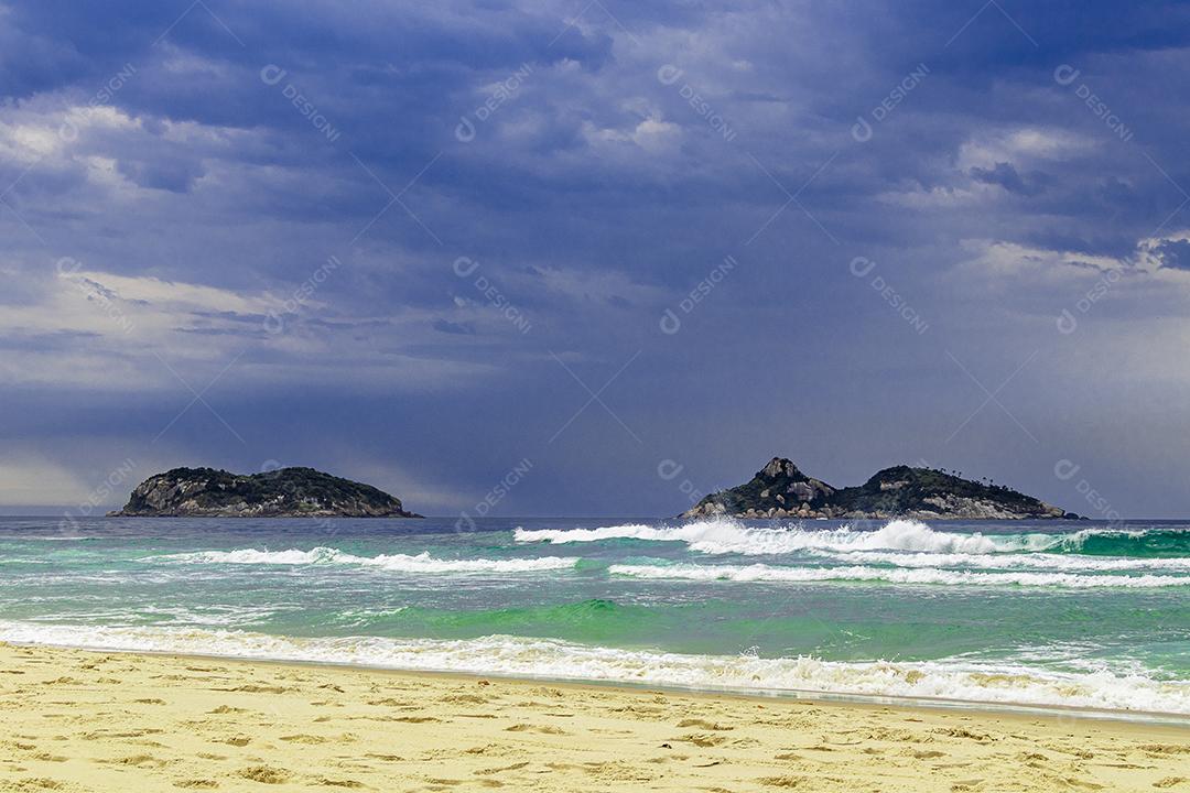 Paisagem linda praia ondas mar areia fina