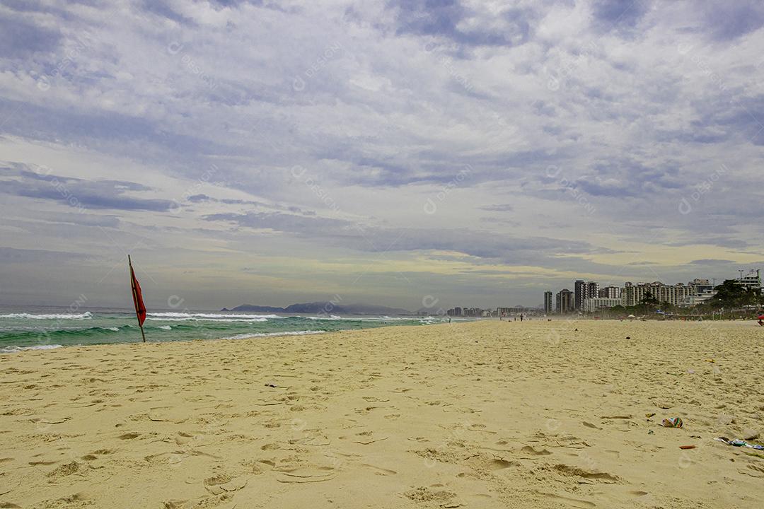 Paisagem linda praia ondas mar areia fina