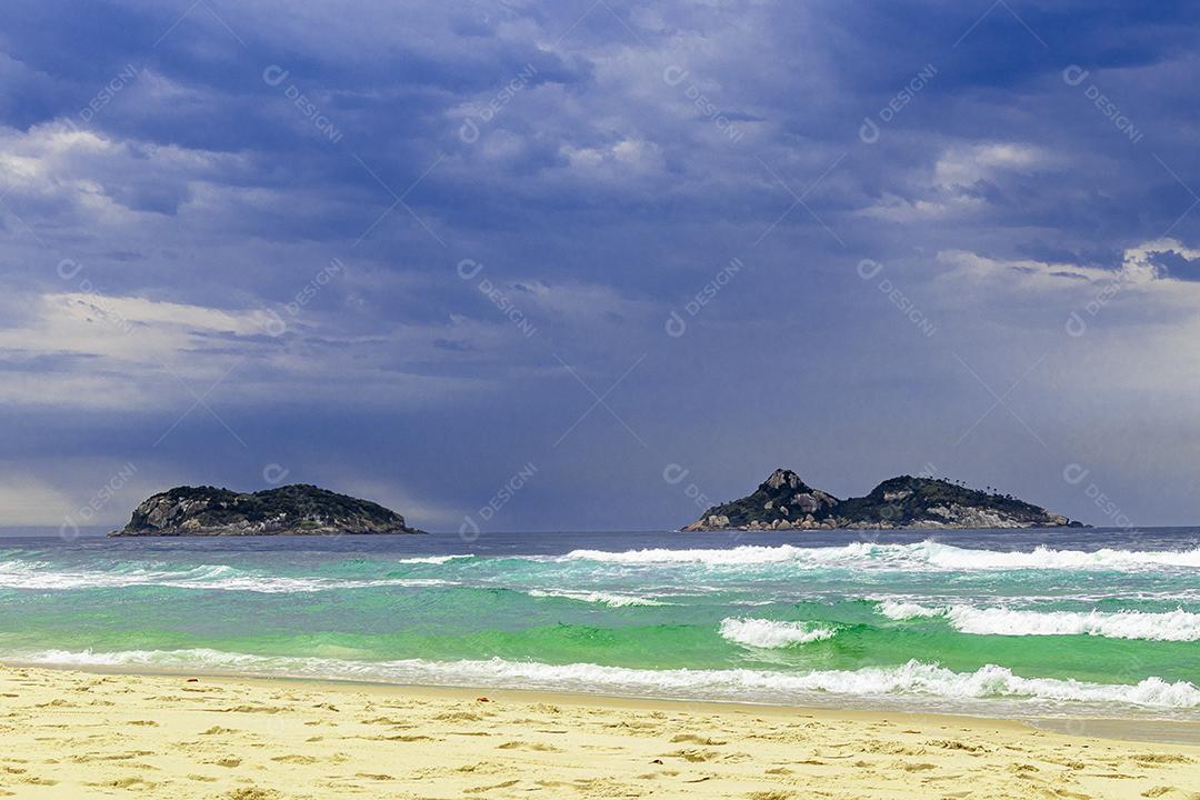 Paisagem linda praia ondas mar areia fina