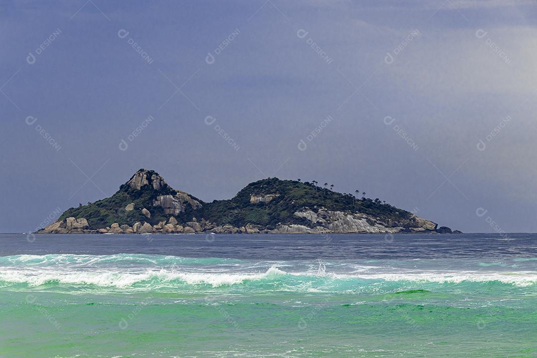 Paisagem linda praia ondas mar areia fina