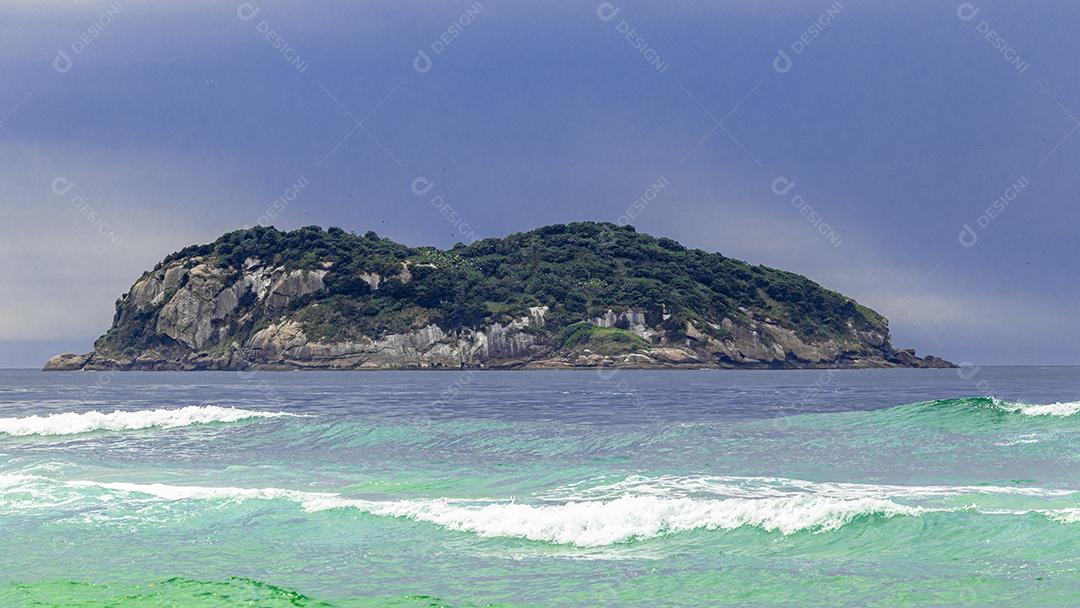 Paisagem linda praia ondas mar areia fina