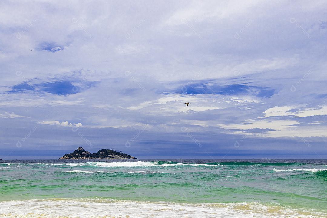 Paisagem linda praia ondas mar areia fina