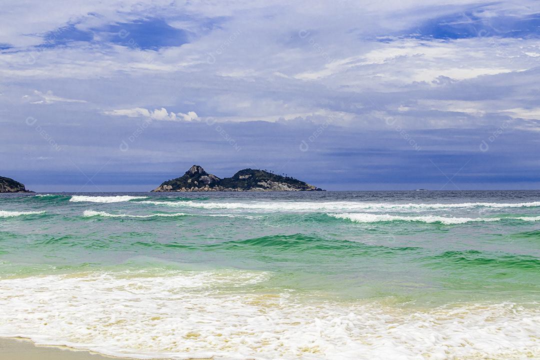 Paisagem linda praia ondas mar areia fina
