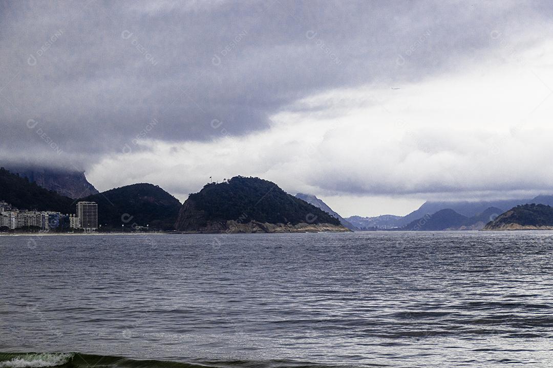 Paisagem mar céu nublado ondas praia
