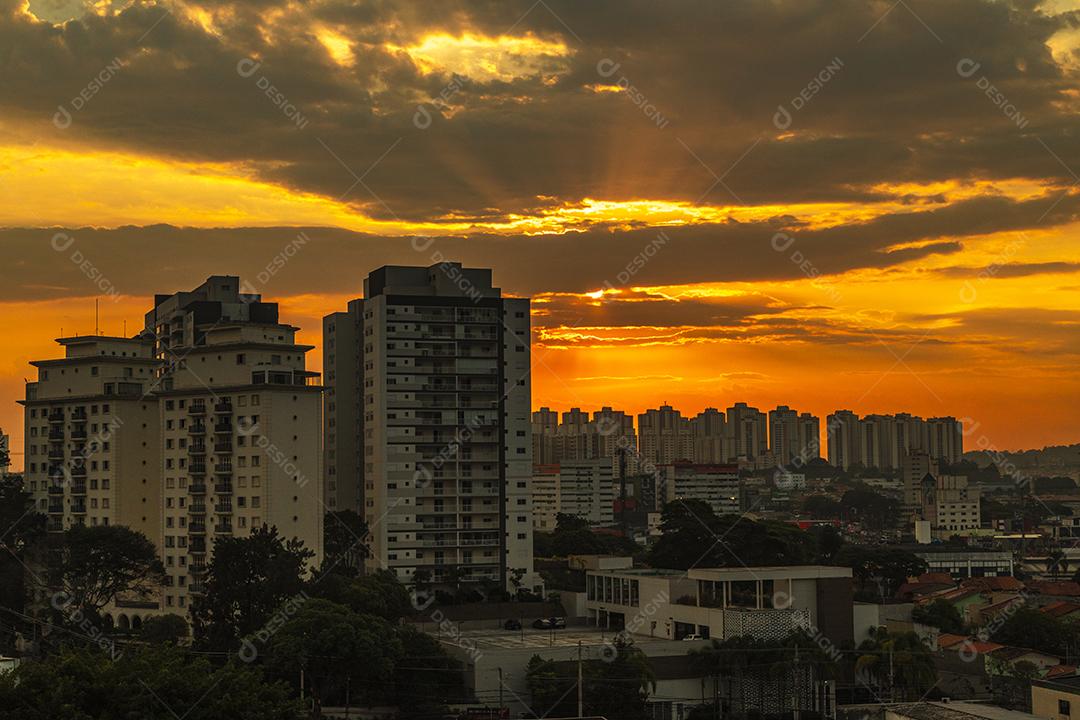 Paisagem por do sol cidade predios edificios
