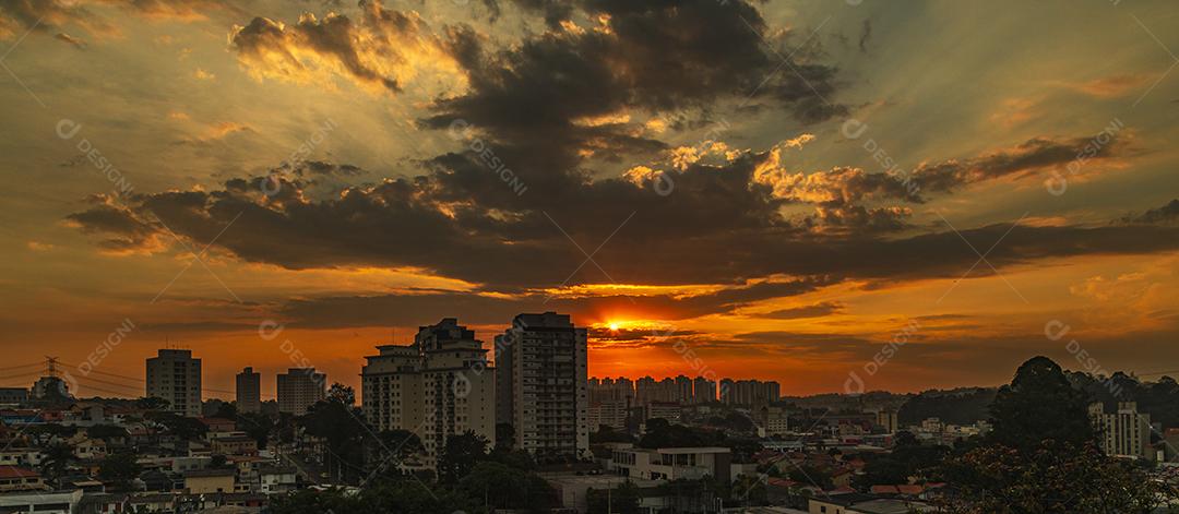 Paisagem cidade sobre um lindo por do sol predio