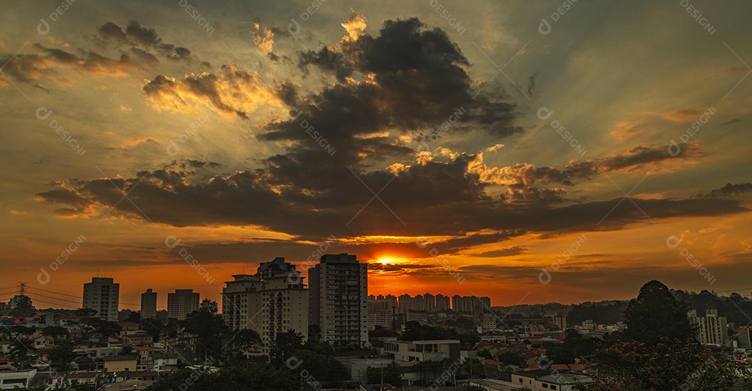 Paisagem cidade sobre um lindo por do sol predio