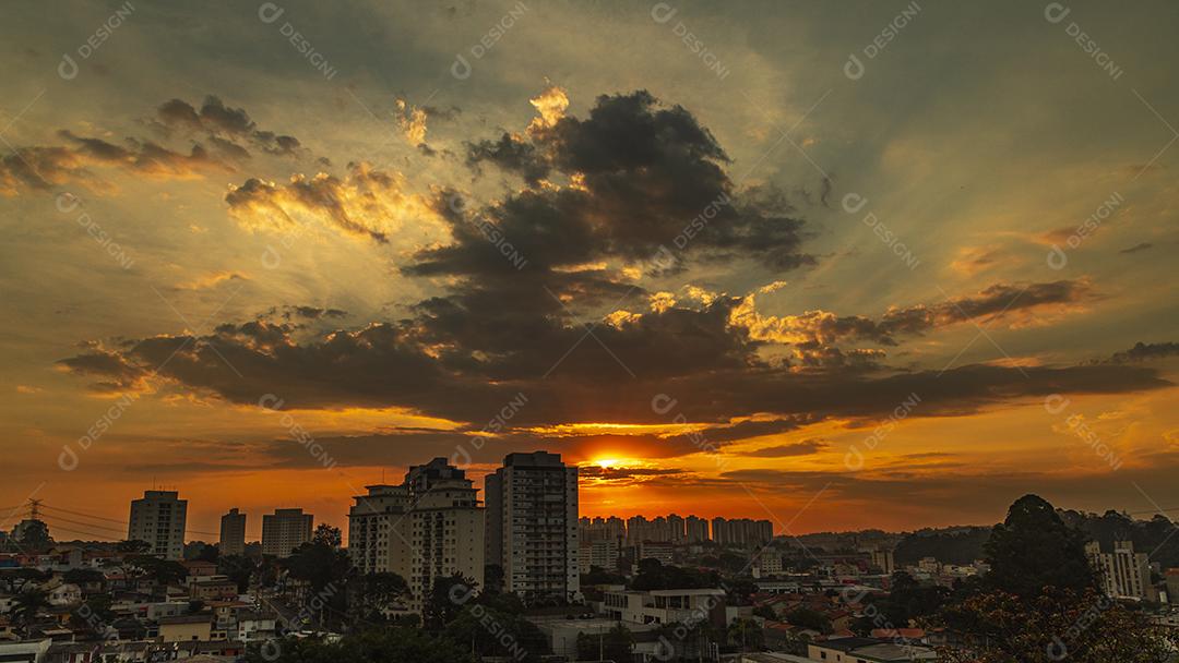 Paisagem cidade sobre um lindo por do sol predio