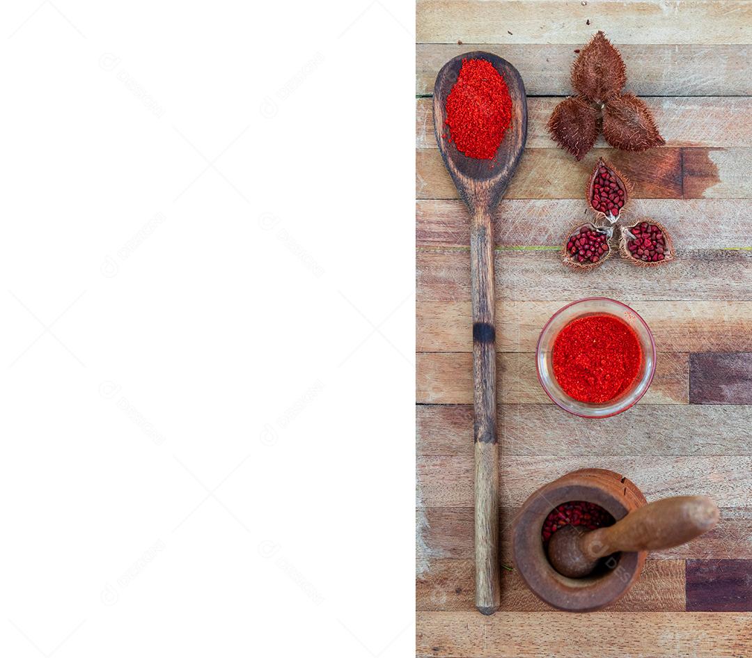 Urucum sobre uma mesa pilão colher de pau