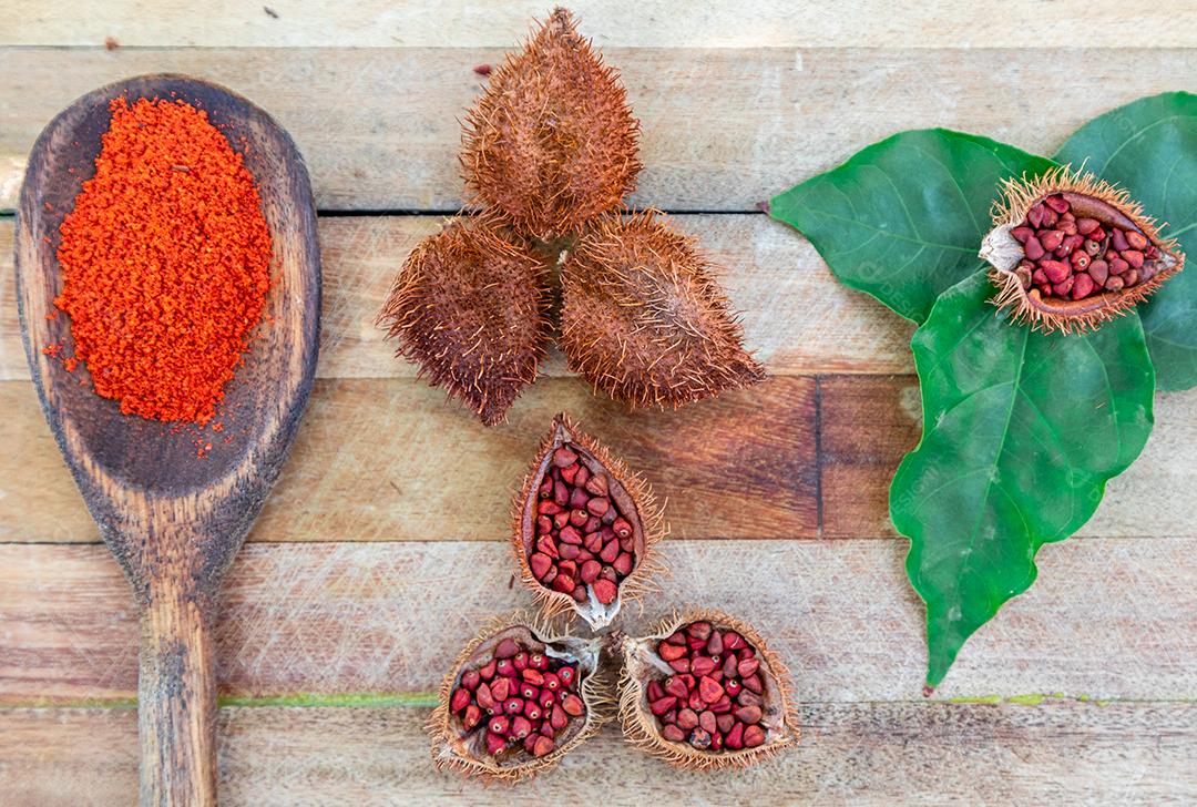 Urucum sobre uma mesa pilão colher de pau